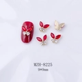 Makroaufnahme von 3D-Strass-Schmetterling-Nagelkunst-Anhängern auf Satin-Hintergrund - Roter Marquise Strass Schmetterling (8225)