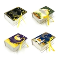 Detailansicht von vier Ramadan-Geschenkboxen mit Mondmustern und gelben Bändern - Buchbox Set (S737) / 12 Stk/Pack (4 Stile) / Mehrfarbig