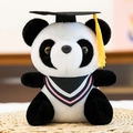 Süßes Panda Plüschtier mit schwarzem Doktorhut und gelber Quaste als Abschlussgeschenk - Rosa Kragen