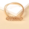 Detailaufnahme der goldenen elastischen Metall-Tailenkette mit geometrischen Gliedern - Stil 2 Gold Geometrisch Verriegelt / 60-80cm