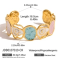 Dettaglio di un bracciale in acciaio inossidabile dorato 18K con fiori in smalto - Bracciale Aperto Floreale in Smalto (JDB0107019-CR)