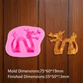 Detail van roze siliconen Chinese draakvorm met goudkleurig monster en afmetingen - Chinese draak 1