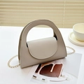Elegante gebroken witte leren mini-handtas met rond handvat en gouden kettingriem - Grijs