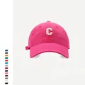 Vista detallada de la gorra de algodón rosa con bordado vintage de la letra C - Ajustable / Rosa Rojo