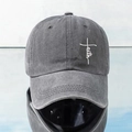 Dettaglio del ricamo croce bianca e testo faith su cappello in cotone grigio lavato - Taglia unica / Grigio