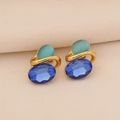 Detail van vintage gouden oorbellen met blauwe edelsteen en groene kattenoogsteen - Blauw