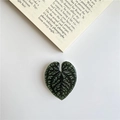Dunkelgrüner Herzblatt Acryl Handyhalter mit Adertextur auf weißem Hintergrund - Anthurium Magnificum (m145)