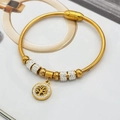 Gros plan du bracelet chaîne serpent doré avec pendentif arbre de vie et zircons - Couleur Acier / Arbre de vie
