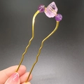 Dettaglio di un fermaglio per capelli dorato fatto a mano con pietre di ametista grezza - Oro Base