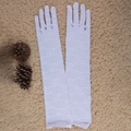 Elegantes guantes largos de encaje blanco para novia sobre superficie suave con piñas - Talla única / 53cm Blanco