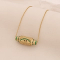 Collar con colgante de barril dorado, ojo de esmalte verde y detalles en relieve fino - Verde