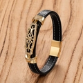 Détail du bracelet en cuir noir avec ornements dorés et cristaux sur surface en bois - Style F (Zircone Creuse)