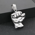 Dettaglio ravvicinato di un ciondolo a forma di pugno d'argento solido da uomo - Ciondolo / Ciondolo Argento Solo (KP130735-KJX)