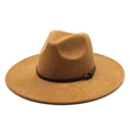 Dettaglio del cappello fedora in pelle scamosciata color cammello con fibbia nera - M (56-59cm) / Cachi Pelle Scamosciata