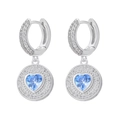 Détail des boucles d'oreilles créoles argentées avec cœurs bleus et pavé de diamants brillants - Platine/Cercle Blanc Cœur Bleu