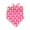 Dettaglio della bandana rosa per animali con motivi a cuore rossi e cuciture rifinite - Taglia unica / Bandana Stampa Cuori Fitti Rosa (QRSJ004)