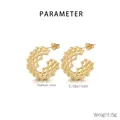 Dettagli degli orecchini a cerchio in acciaio inossidabile dorato 18K con dimensioni - Stile a Forma di C con Trama Intrecciata (KE115983-SP)