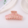 Dettaglio macro della grande molletta per capelli in acetato rosa marmorizzato lucido - Verde smeraldo