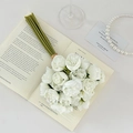 Bouquet de roses blanches artificielles sur livre vintage avec collier de perles - Blanc