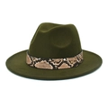 Détail d'un chapeau fedora en laine vert armée avec une bande élégante en cuir de serpent - M (56-58cm) / Vert Militaire