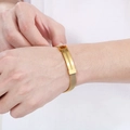Detalle de la pulsera de malla de acero inoxidable dorado que muestra textura y flexibilidad - Estilo de Placa Curva de Oro (KB157322-KLHQ) / Dorado