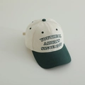 Détail des lettres brodées sur casquette en coton bicolore avec visière verte - 52-54cm / Vert Foncé