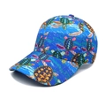 Détail des motifs de tortues de mer colorées et de vagues sur une casquette bleue - M (56-58cm) / Bleu foncé