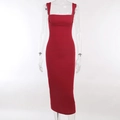 Detaillierte Textur von rotem Rippstrick-Midikleid mit Racerback-Design auf Mannequin - S / Rot