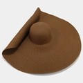 Dettaglio della trama in paglia marrone scuro del cappello con tesa larga e trama fine - caffè