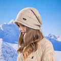Bonnet en maille beige avec rayures pailletées argentées sur fond de montagne enneigée - Beige