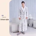 Accappatoio spesso in pile jacquard grigio argento con bordo in ecopelliccia per unisex - M / Stile Uomo / Grigio Argento