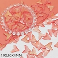 Makro-Detail von orangefarbenem Glas-Fischschwanz-Anhänger für DIY-Schmuck, 19x20x4mm Größe - Karminroter Fischschwanz