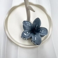 Molla per capelli a fiore grigio scuro lucido con base a righe bianche e nere - 8cm / Grigio Sfumato