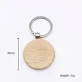 Detail van een 40mm ronde beukenhouten sleutelhanger met metalen ring van 12g - Ronde Vorm (款式1)