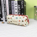 Detail der cremefarbenen gesteppten Federtasche mit Bären-Blumen-Print und rotem Reißverschluss - Gestepptes Blumen-Bärenmäppchen
