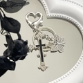 Portachiavi gotico in argento con croce e farfalla con moschettone a cuore su specchio - Nero