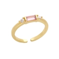 Detailopname van gouden verstelbare ring met roze rechthoekige zirkoon en zijstenen - Open Verstelbaar / Roze