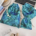 Dettaglio di un set da 3 sacchetti con coulisse e motivi floreali blu-verdi - Piccolo (14 * 16 cm) / Floreale Verde Smeraldo