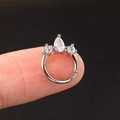 Anello per piercing argento con zircone a pera e pietre tonde sul dito - Argento