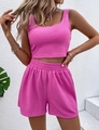Dettaglio del set due pezzi in maglia a costine rosa con top corto e pantaloncini - Rosso rosa
