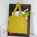 Détail du sac cabas tricoté jaune moutarde avec texture carrée et décor de tulipes - Jaune Gingembre
