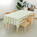 Mantel rectangular con árboles de Navidad verdes y puntos rojos sobre mesa madera - 140cm*180cm / Base Blanca Estampado Árbol de Navidad Verde y Puntos Rojos