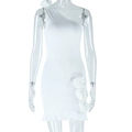 Dettaglio dell'abito corto monospalla bianco con rosa 3D e bordo con volant - S / Bianco
