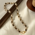 Collar de ojo de tigre y perlas chapado en oro de 18K con cierre retro en tela blanca - Estilo de Cuentas de Perla y Ojo de Tigre / Color Perla Ojo de Tigre