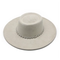 Detail van de met strassteentjes bezette band op een havermoutkleurige suède hoed - M(56-59CM) / Beige (Suède)