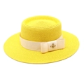 Dettaglio di un cappello di paglia giallo con nastro beige e decoro a forma di ape dorata - M (56-58cm) / Giallo