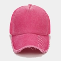 Detalle de gorra trucker rosa con diseño desgastado vintage y malla transpirable trasera - Ajustable / Rosa rojo