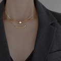 Collana doppia a strati dorata con perla barocca, catena piatta e dettagli di perline - Collana Doppio Strato Geometrica Perla Barocca (39.#)