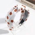 Detalle de diadema blanca con nudo y estampado de baloncesto vintage en tejido suave - Blanco Baloncesto