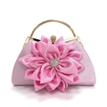 Detail van roze satijnen clutch met grote stoffen bloem en sprankelend strass middelpunt - Roze